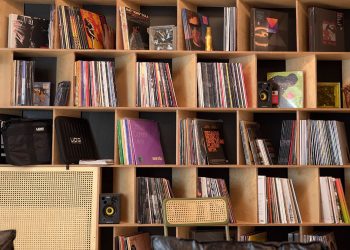 O colectie de peste 300 de viniluri la DjSuperStore